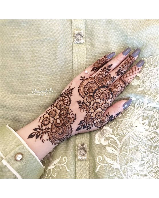 Scallop Garland Accent Blending Into Back Hand Mehndi Design Scallop Garland Accent Blending Into Back Hand Mehndi Design