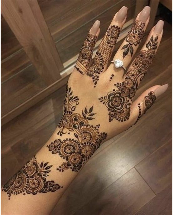 Soft Daisy Symmetry On Back Hand Mehndi Design Soft Daisy Symmetry On Back Hand Mehndi Design