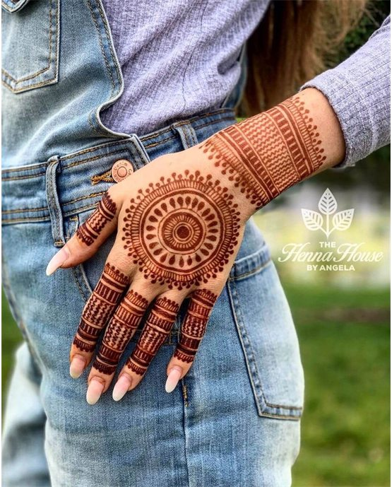 Subtle Fringe With Net Along Back Hand Mehndi Design Subtle Fringe With Net Along Back Hand Mehndi Design