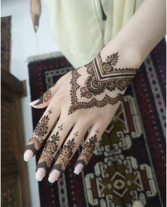 Trail And Wreath Decorative Back Hand Mehndi Design Arrangement Trail And Wreath Decorative Back Hand Mehndi Design Arrangement