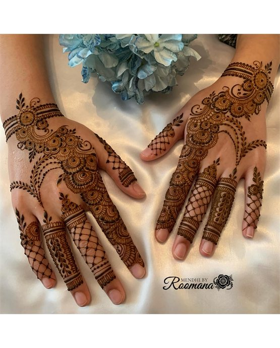 Vibrant Scroll And Highlight Along Back Hand Mehndi Design Vibrant Scroll And Highlight Along Back Hand Mehndi Design