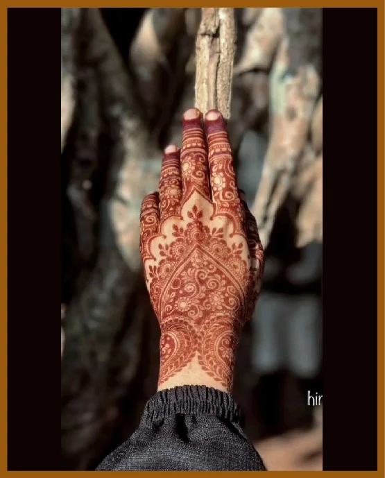 Arc dot flow in modern back hand mehndi design Arc dot flow in modern back hand mehndi design