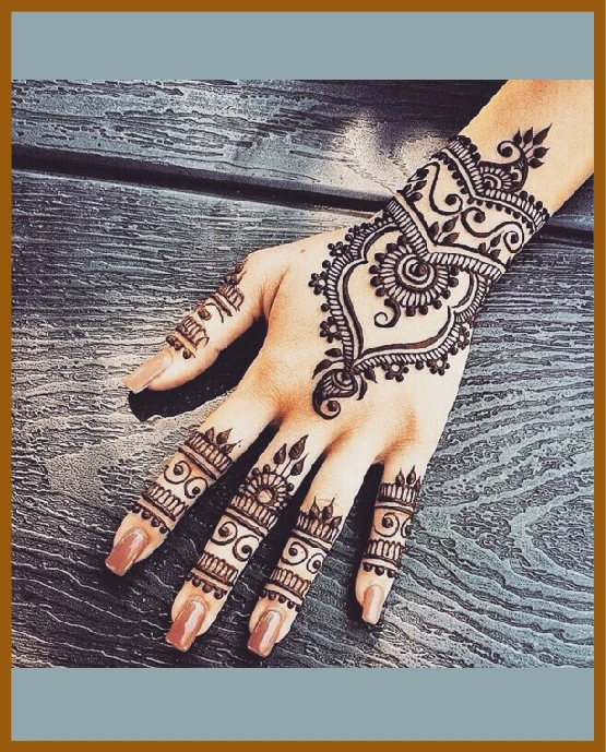 Artistic wrist curves in modern back hand mehndi design Artistic wrist curves in modern back hand mehndi design