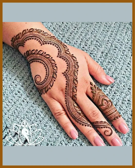 Back curve with chain effect in modern mehndi design Back curve with chain effect in modern mehndi design