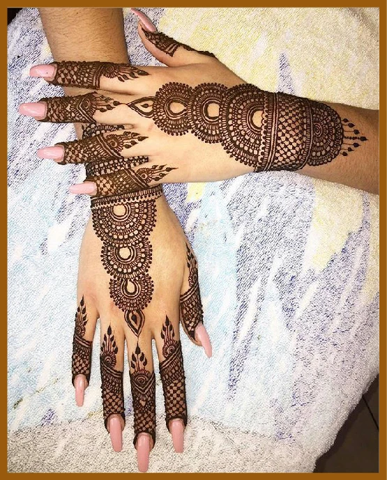 Back hand wrist circular chains in modern mehndi design Back hand wrist circular chains in modern mehndi design