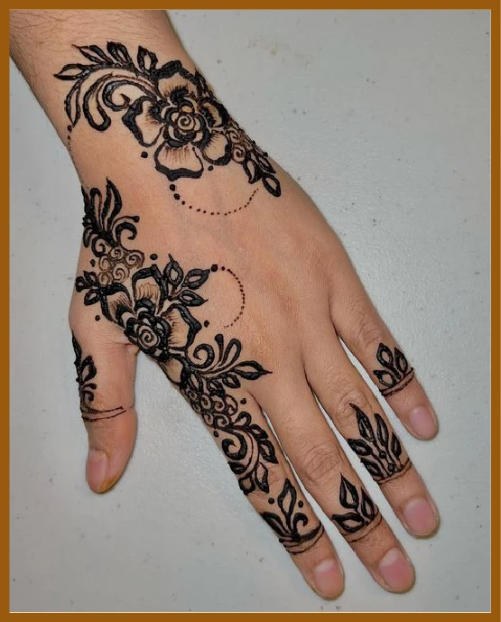 Block trail with chain effect in modern back hand mehndi design Block trail with chain effect in modern back hand mehndi design