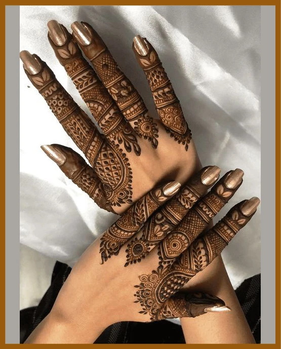 Bold chain strokes in modern back hand mehndi design Bold chain strokes in modern back hand mehndi design