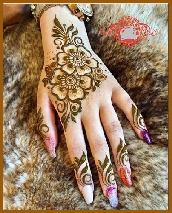 Bold stokes pattern in modern back hand mehndi design Bold stokes pattern in modern back hand mehndi design
