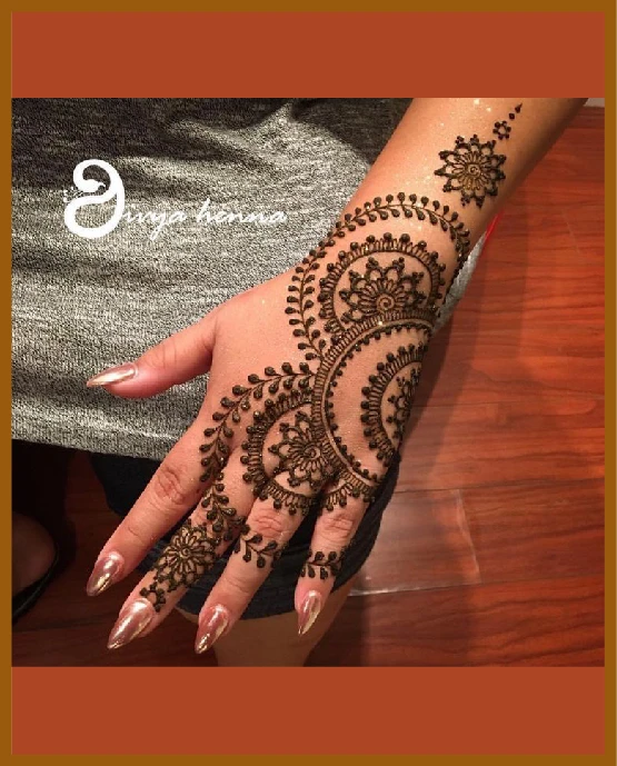 Circular chain pattern in modern back hand mehndi design Circular chain pattern in modern back hand mehndi design