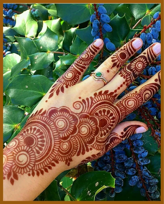Connected loops in modern back hand mehndi design Connected loops in modern back hand mehndi design
