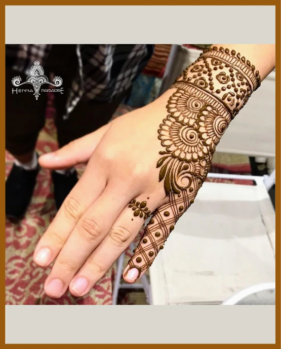 Curved edge net pattern in modern back hand mehndi design Curved edge net pattern in modern back hand mehndi design