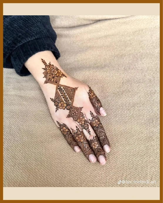 Diagonal diamond pattern modern back hand mehndi design Diagonal diamond pattern modern back hand mehndi design