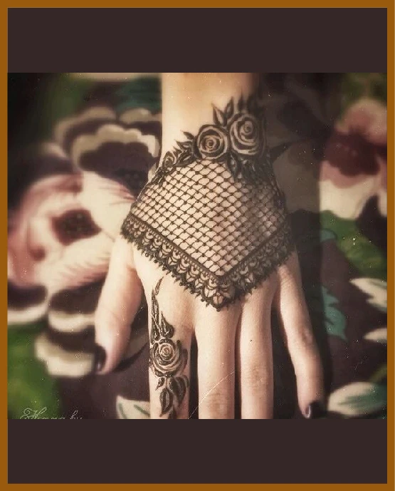 Diamond shaped layout in modern back hand mehndi design Diamond shaped layout in modern back hand mehndi design