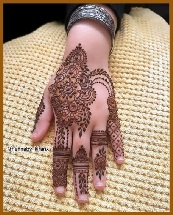 Dotted chains with floral pattern in modern back hand mehndi design Dotted chains with floral pattern in modern back hand mehndi design