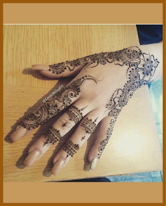 Finger belt pattern in modern back hand mehndi design Finger belt pattern in modern back hand mehndi design