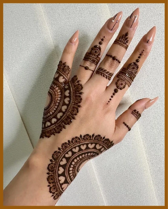 Half-moon chain style in modern back hand mehndi design Half-moon chain style in modern back hand mehndi design