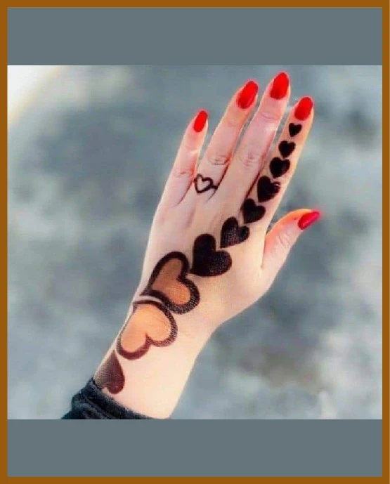 Heart shaped chains in modern back hand mehndi design Heart shaped chains in modern back hand mehndi design