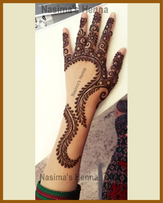 Mehndi curve belt in modern back hand design Mehndi curve belt in modern back hand design