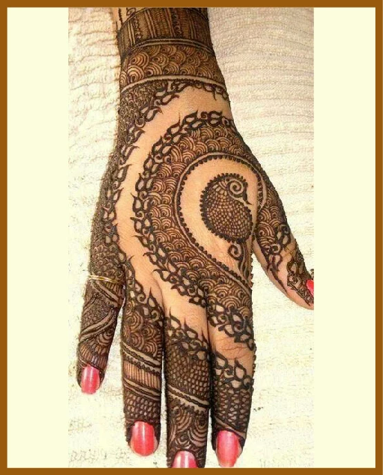 Mixed spiral chain pattern in modern back hand mehndi design Mixed spiral chain pattern in modern back hand mehndi design