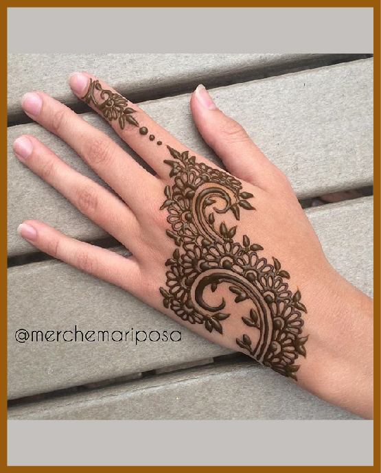 Modern back hand mehndi design with s-shaped chain Modern back hand mehndi design with s-shaped chain