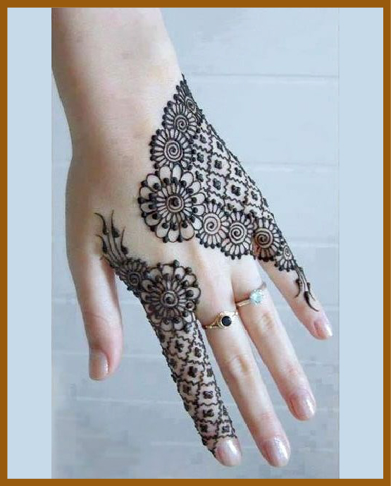 Net-inspired chains in modern back hand mehndi design Net-inspired chains in modern back hand mehndi design