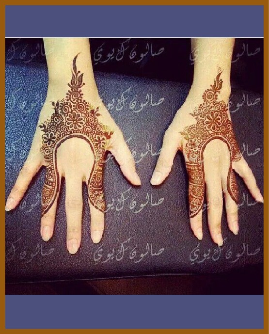 Patterned chain border in modern back hand mehndi design Patterned chain border in modern back hand mehndi design