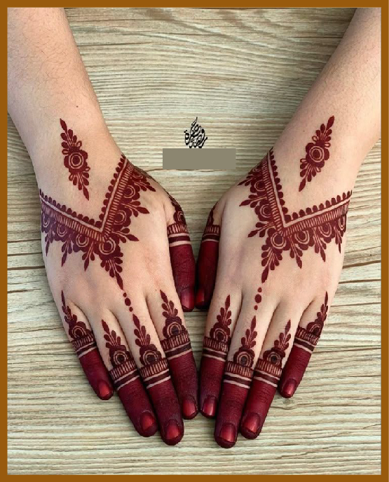 V-pattern chains in modern back hand mehndi design V-pattern chains in modern back hand mehndi design