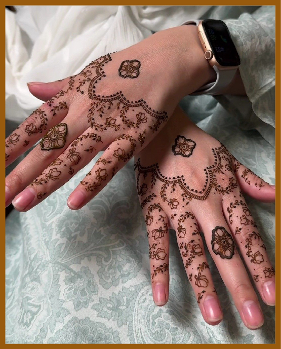 Wavy curve highlights in modern back hand mehndi design Wavy curve highlights in modern back hand mehndi design