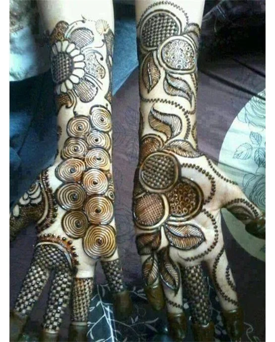 Filigree Vine Extension Blending Into Bridal Mehndi Design
