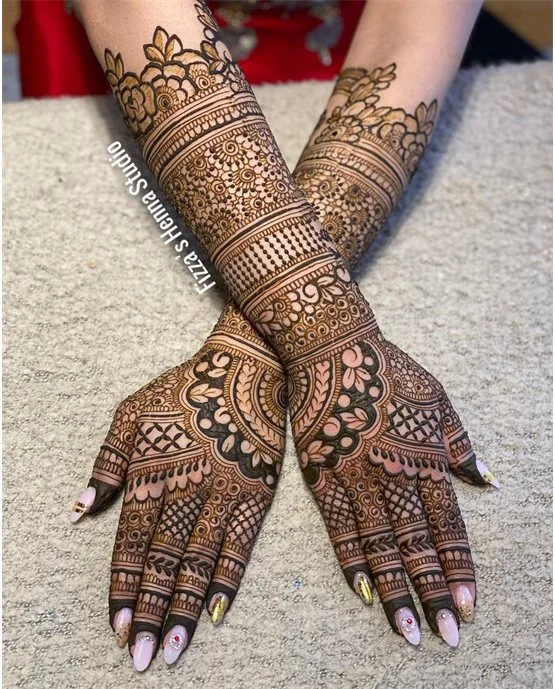Flowing Contrast Bridal Mehndi Design Blend