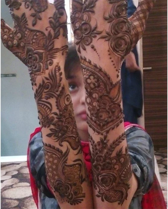 Panel And Curves Subtle Bridal Mehndi Design Look