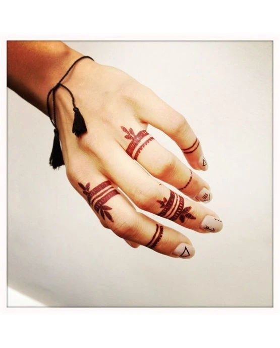 Diamond Tendril Flow Blending Into Finger Mehndi Design Diamond Tendril Flow Blending Into Finger Mehndi Design