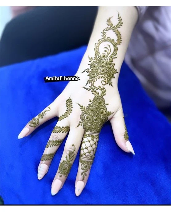 Whimsical Arrangement On Sunflower Finger Mehndi Design Whimsical Arrangement On Sunflower Finger Mehndi Design