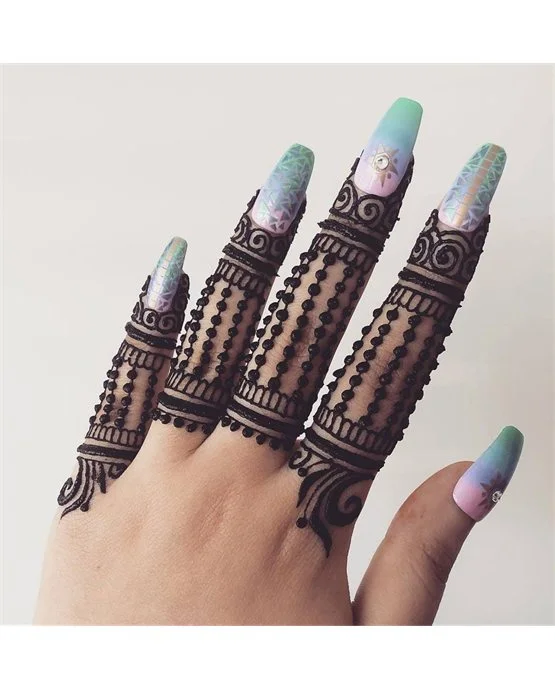 Flowing Symmetry On Cluster Ring Finger Mehndi Design