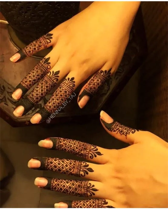 Glamorous Geometric Ring Finger Mehndi Design Style