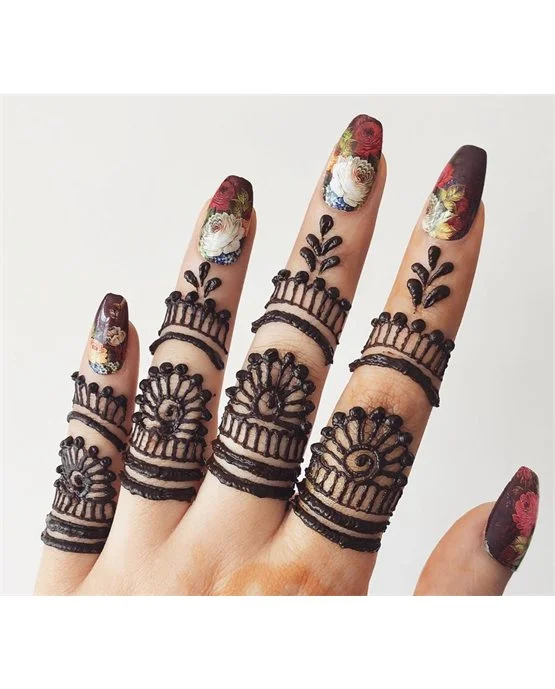 Gorgeous Paisley And Mesh Along Ring Finger Mehndi Design