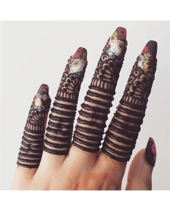 Graceful Mix Coverage Using Ring Finger Mehndi Design