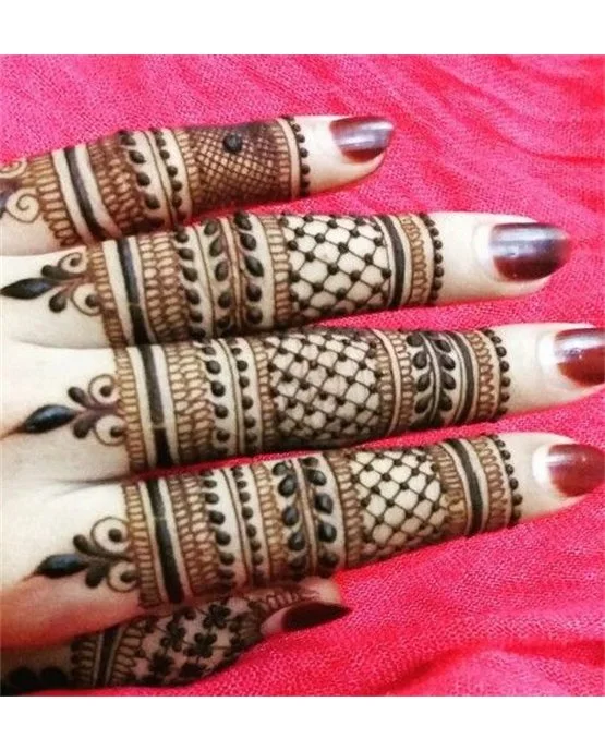 Heavy Motif With Outline Featuring Ring Finger Mehndi Design