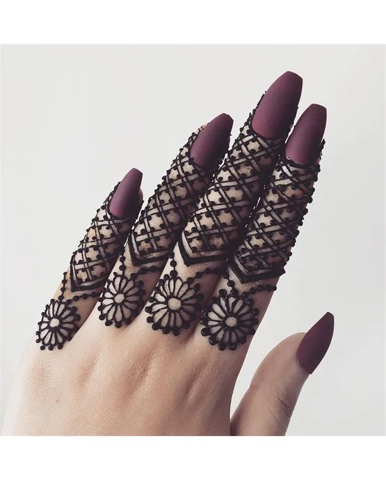 Lace Arch Theme Using Ring Finger Mehndi Design