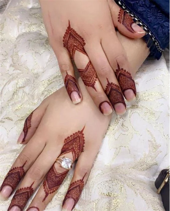 Panel And Curves Subtle Ring Finger Mehndi Design Look