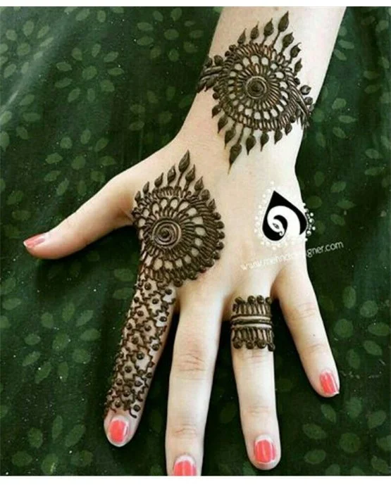 Classy Bangle Royal Finger Mehndi Design Effect