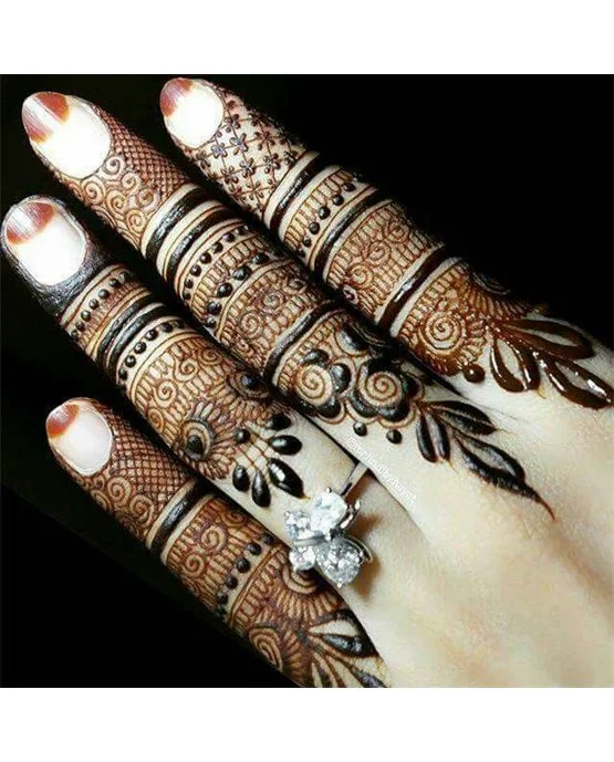 Detailed Fan With Cluster Covering Royal Finger Mehndi Design
