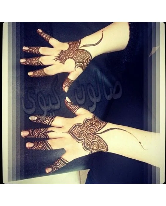 Diamond Tendril Flow Blending Into Royal Finger Mehndi Design