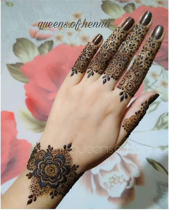 Exquisite Outline Placement On Royal Finger Mehndi Design