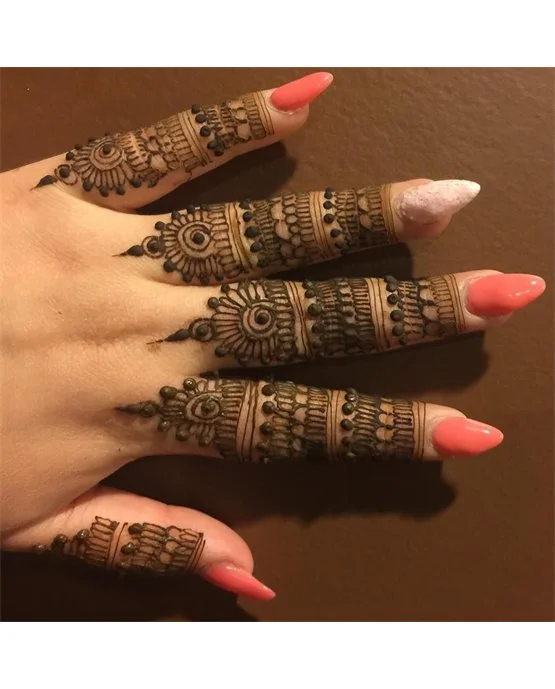 Gorgeous Paisley And Mesh Along Royal Finger Mehndi Design