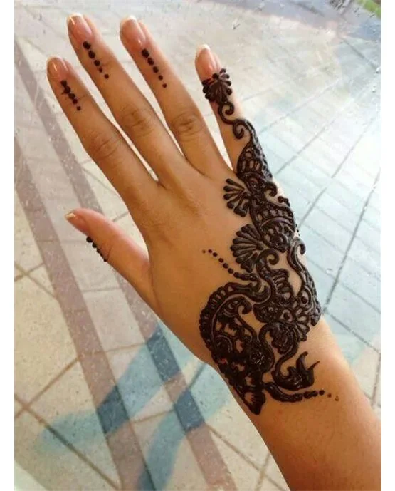Heavy Motif With Outline Featuring Royal Finger Mehndi Design