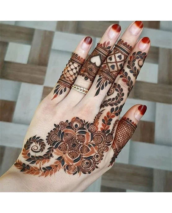Panel And Curves Subtle Royal Finger Mehndi Design Look