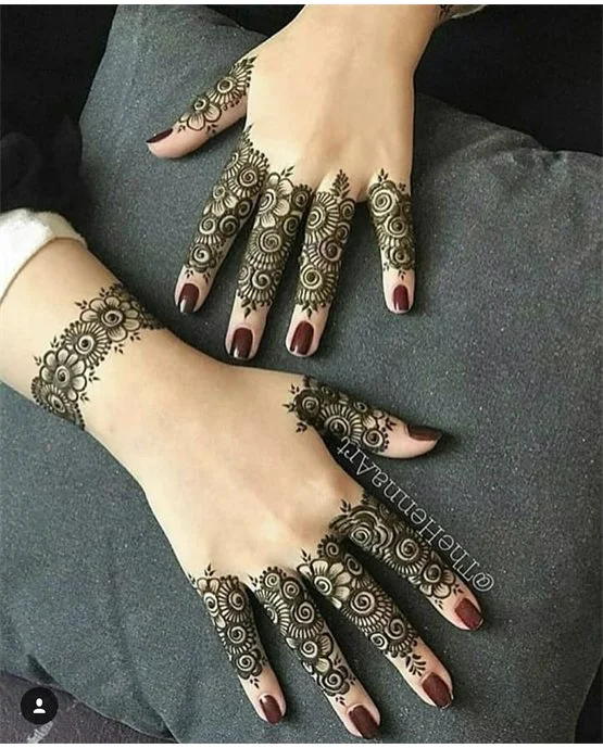 Spiral Droplet Trail On Royal Finger Mehndi Design
