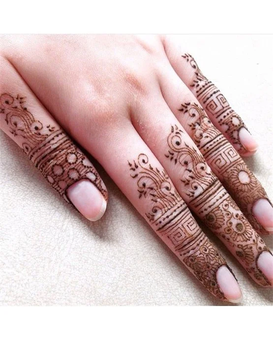 Detailed Fan With Cluster Covering Simple Finger Mehndi Design