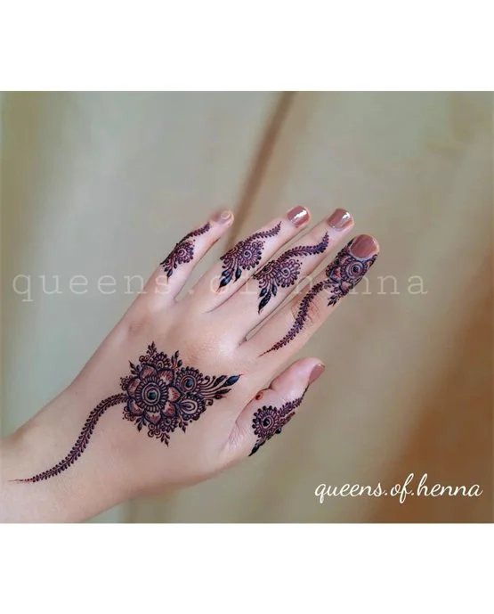 Dreamy Ribbon With Lace Along Simple Finger Mehndi Design